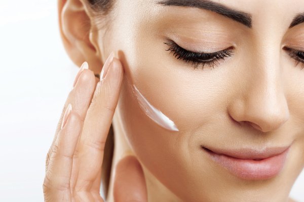 12 Best Drugstore Skin Care Products to Invest In | Who says you need to spend a fortune on beauty products for beautiful skin? Not us! We’re sharing our budget-friendly ‘cheat sheets’ complete with skin care tips and the best cleansers and moisturizers for all skin types. Whether you have acne-prone, oily, dry, or combination skin, or need anti-aging products and serums, this post is for you! #drugstoredupes #drugstorebeautyproducts #drugstoreskincare